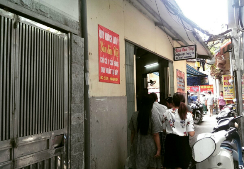 220 bun dau xep hang o khu pho co ha noi