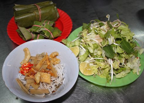 318 bun mam cua va com lam ga nuong o pho nui pleiku 1