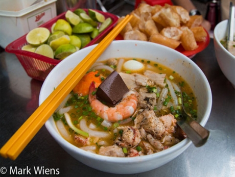 Blogger ẩm thực Mỹ chỉ chỗ ăn 10 món ngon Sài Gòn